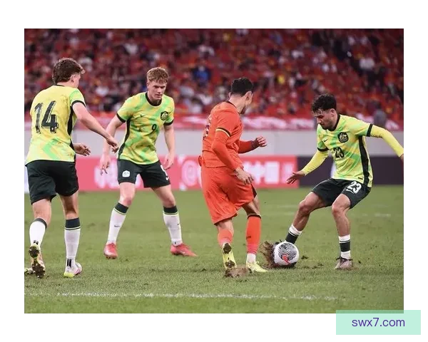 国足1比3遭澳大利亚逆转谢文能斩首球古德温传射主宰战局比赛